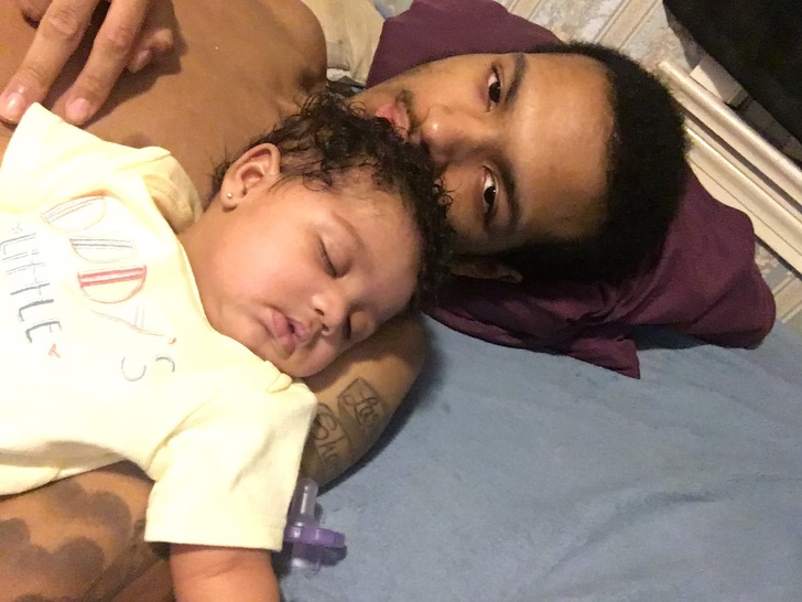 20 Fotos de pais que provam ser capazes de fazer qualquer coisa pelos filhos (até virar travesseiro)