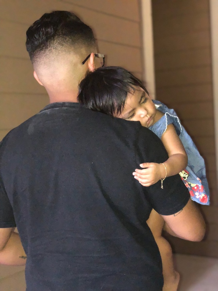 20 Fotos de pais que provam ser capazes de fazer qualquer coisa pelos filhos (até virar travesseiro)