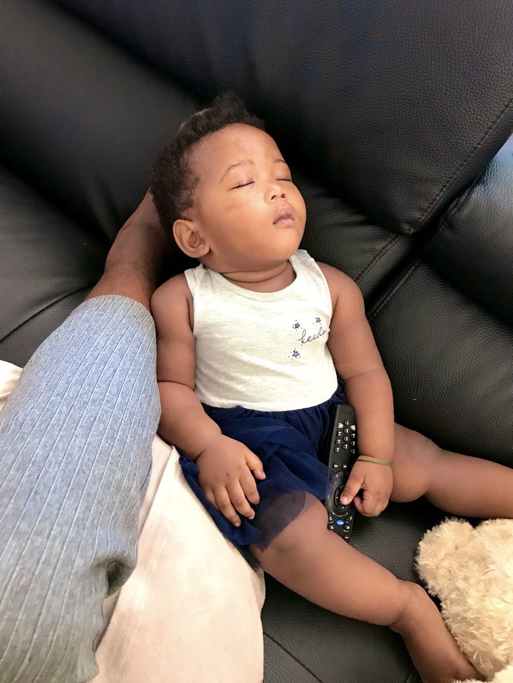 20 Fotos de pais que provam ser capazes de fazer qualquer coisa pelos filhos (até virar travesseiro)