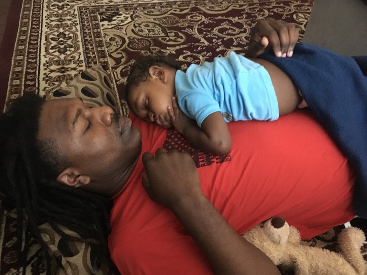 20 Fotos de pais que provam ser capazes de fazer qualquer coisa pelos filhos (até virar travesseiro)