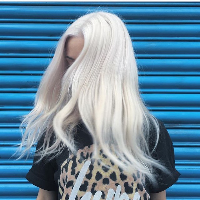Chica con el cabello rubio platinado