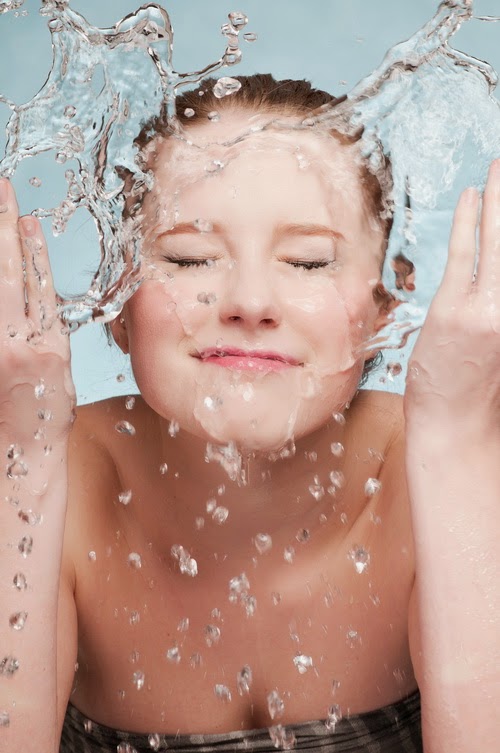 Resultado de imagen de lavarse la cara