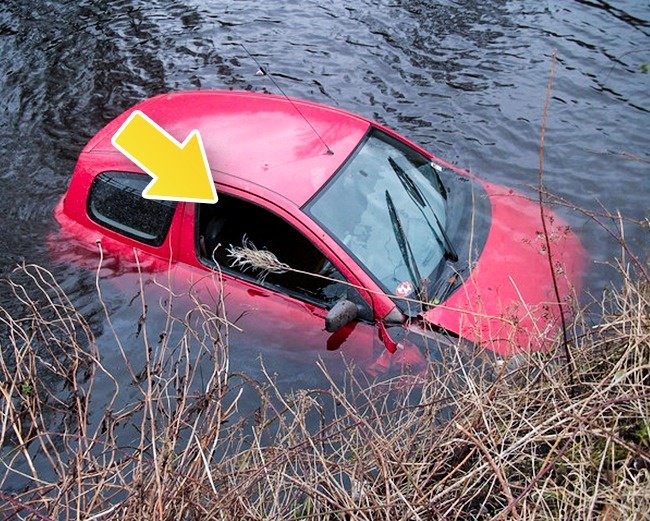 auto hundido atrapado