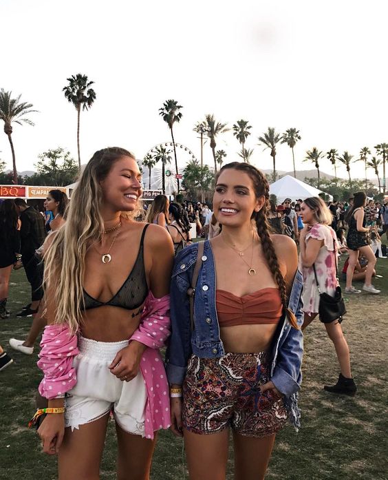 dos amigas en un jardín sonriendo