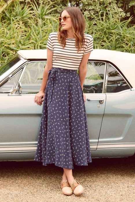 chica usando falda azul