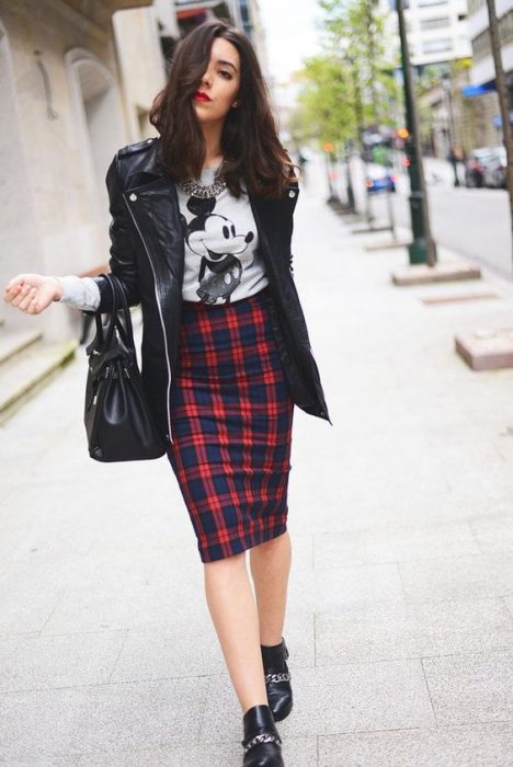 chica con falda a cuadros