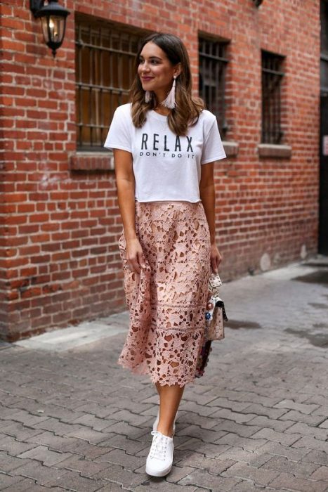 chica con falda de encaje