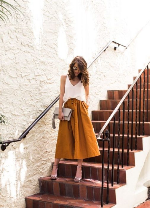 chica bajando las escaleras