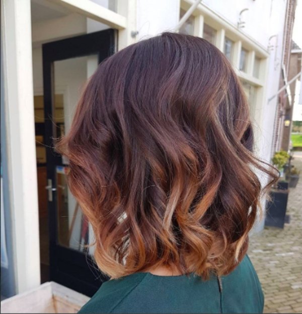 Chica con el cabello teñido con la técnica eye tiger 