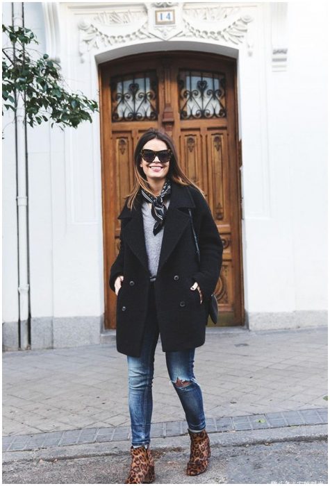 Chica modelando atuendo de temporada de frío con pañuelo en el cuello