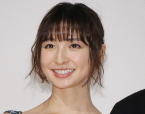 エロかわ 篠田麻里子が透け感のある上半身の写真を公開し すれ違ったら３０回は見そう の声 Hachibachi