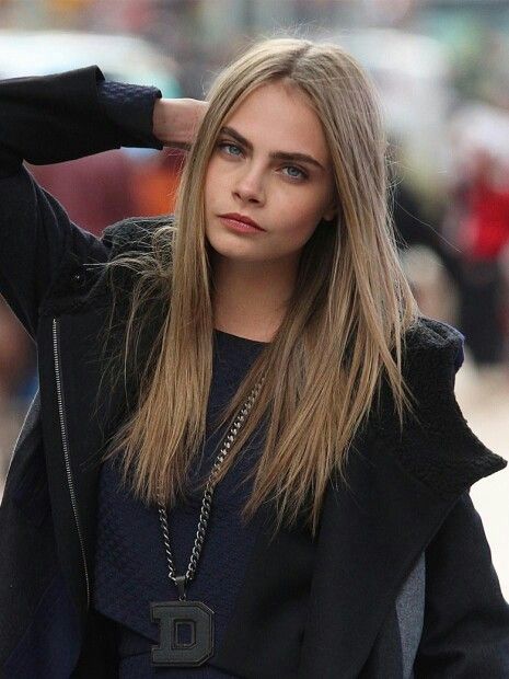 chica con cejas oscuras 