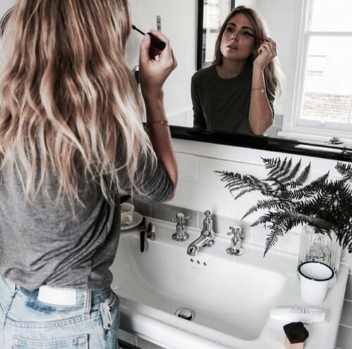 chica usando rimel para pestañas