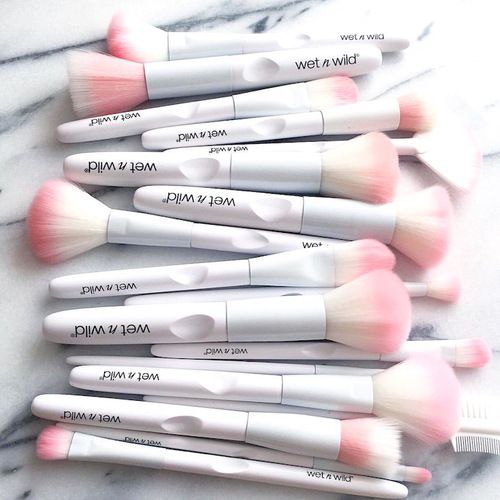 brochas para maquillaje en color rosa pastel