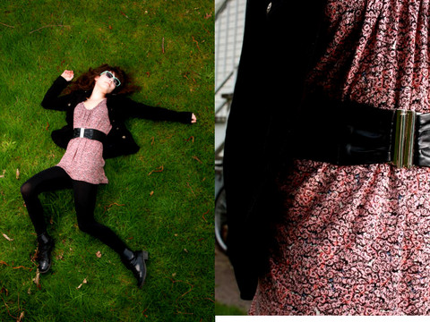 mujer con cinto negro y vestido rosa 