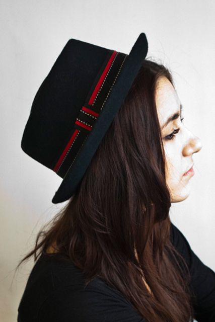 mujer con sombrero negro