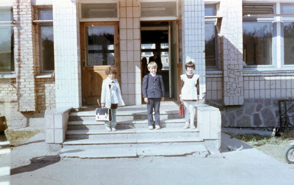 La imagen puede contener: una o varias personas, personas de pie, calzado, niÃ±os y exterior