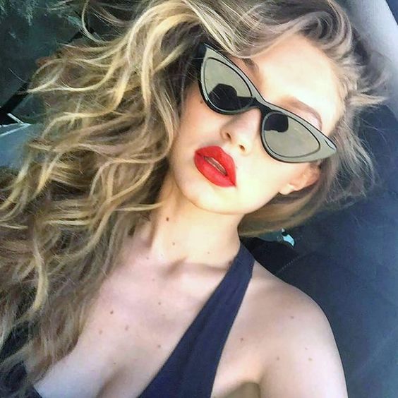 Gigi Hadid con gafas rasgadas en tono negro
