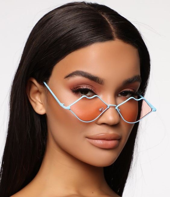 Chica llevando lentes en forma de labios con armazón en tono azul cielo