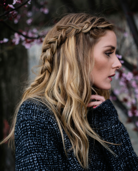 Ideas de peinados para el calor; mujer rubia con balayage, peinada con trenza de lado