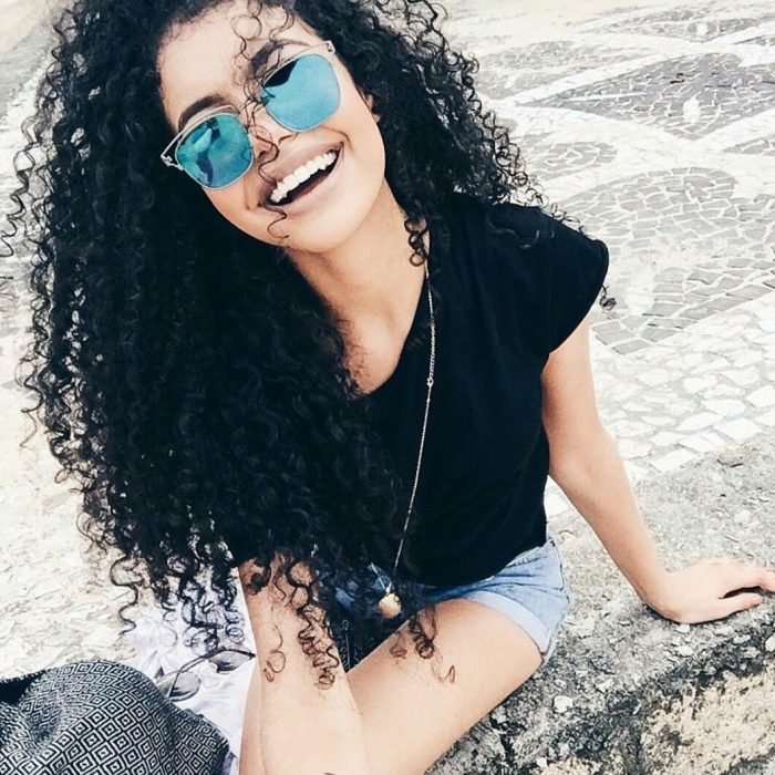 chica con cabello rizado 