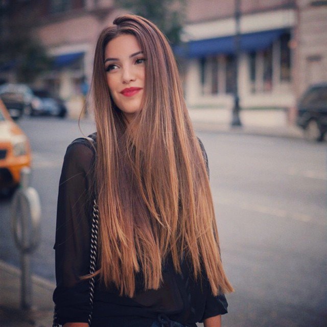 chica con cabello largo 