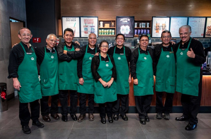 Este Starbucks en México es el primero en emplear solo adultos mayores y es un excelente paso hacia la inclusión de la tercera edad