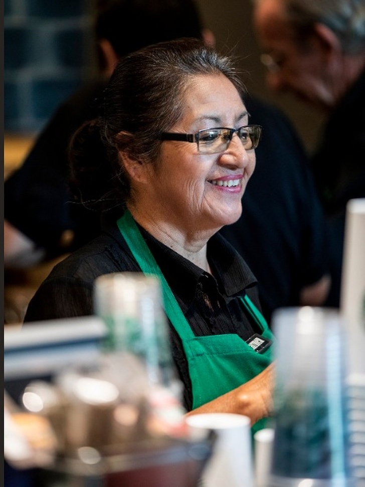 Este Starbucks en México es el primero en emplear solo adultos mayores y es un excelente paso hacia la inclusión de la tercera edad