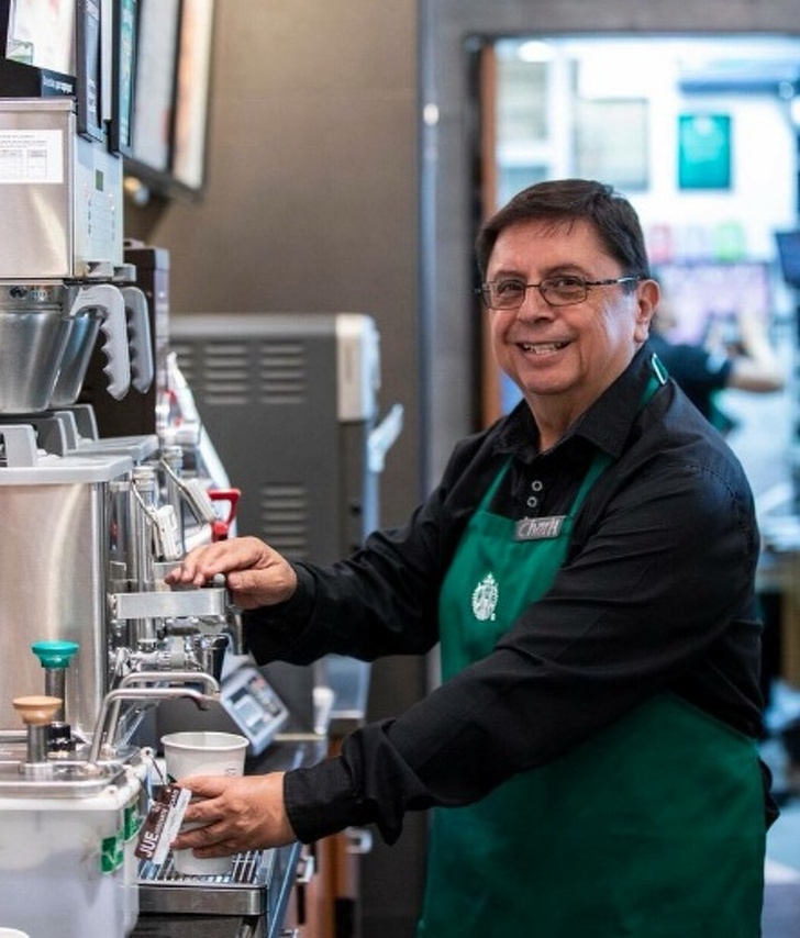 Este Starbucks en México es el primero en emplear solo adultos mayores y es un excelente paso hacia la inclusión de la tercera edad