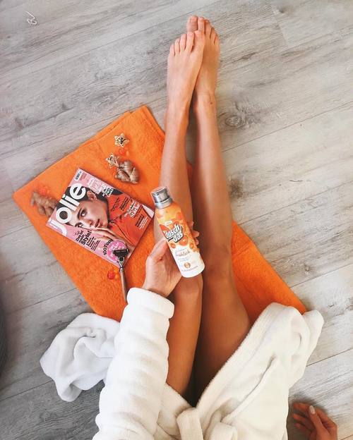 chica con spray en color naranja 