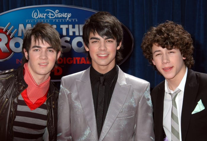 chicos sonriendo para una fotografía 