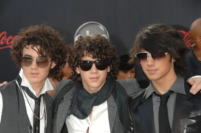 chicos usando gafas grandes y oscuras 