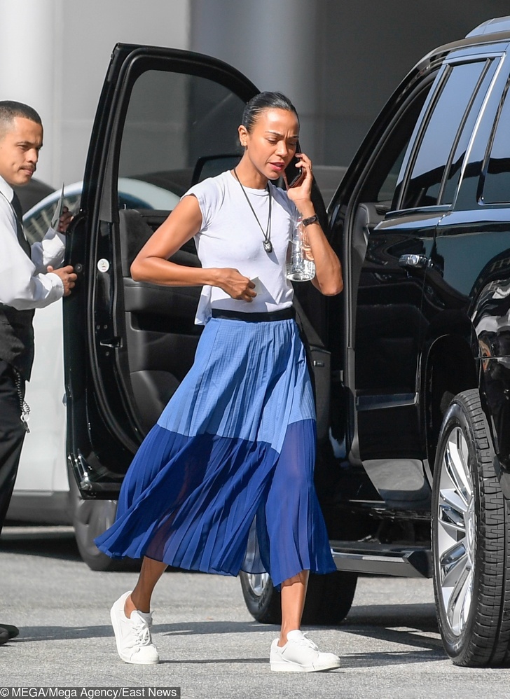 15 Vestuarios que demuestran lo bien que combinan los tenis con la ropa de oficina