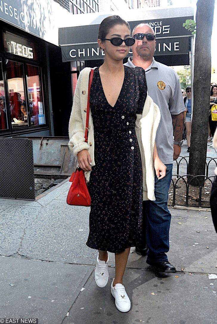 15 Vestuarios que demuestran lo bien que combinan los tenis con la ropa de oficina