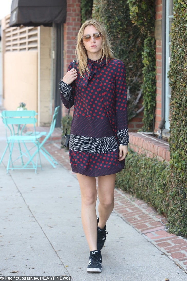 15 Vestuarios que demuestran lo bien que combinan los tenis con la ropa de oficina