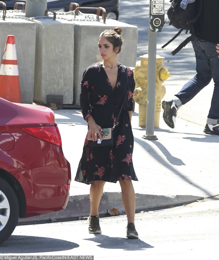 15 Vestuarios que demuestran lo bien que combinan los tenis con la ropa de oficina