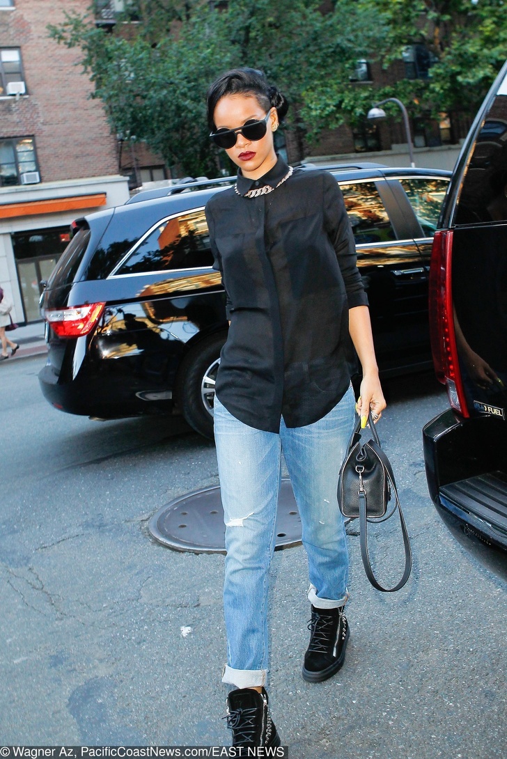 15 Vestuarios que demuestran lo bien que combinan los tenis con la ropa de oficina