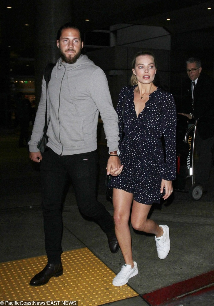 15 Vestuarios que demuestran lo bien que combinan los tenis con la ropa de oficina