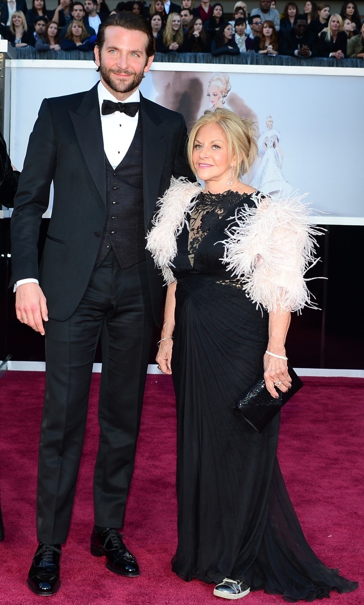 7 Famosos que aún viven con sus padres y no tienen prisa por mudarse