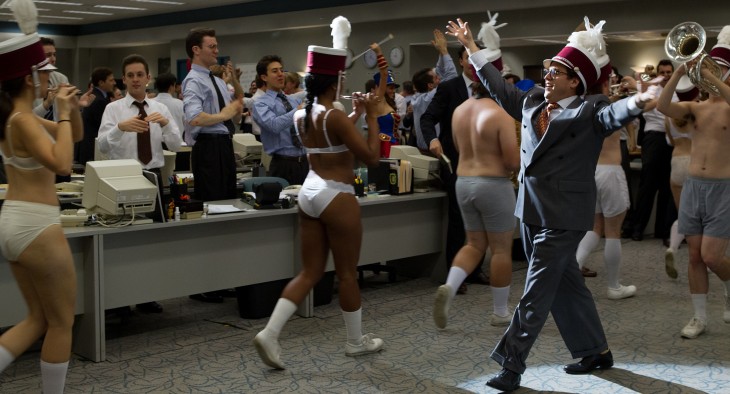 escena de la película THE WOLF OF WALL STREET donde se divierten en el trabajo