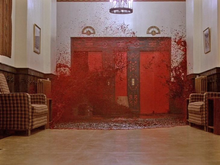 elevador rojo con sangre