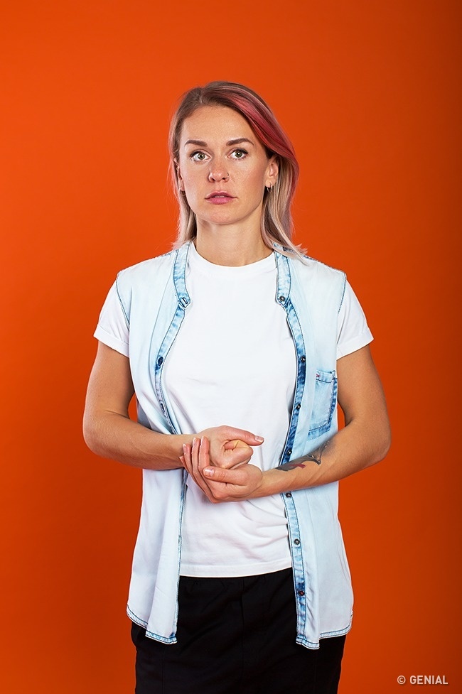 12 poses y gestos que no te favorecen en absoluto