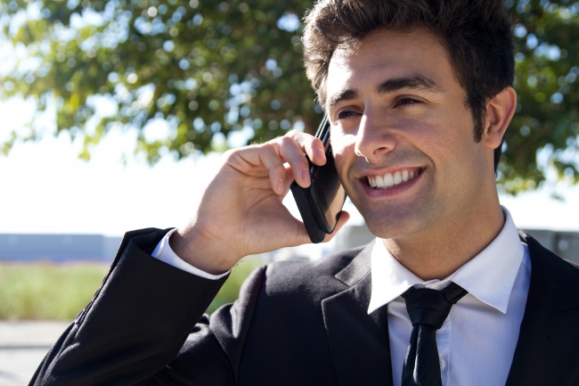 abogado hablando por teléfono
