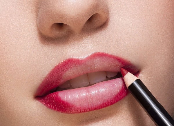 Resultado de imagen de Delinea tus labios con un lápiz más oscuro