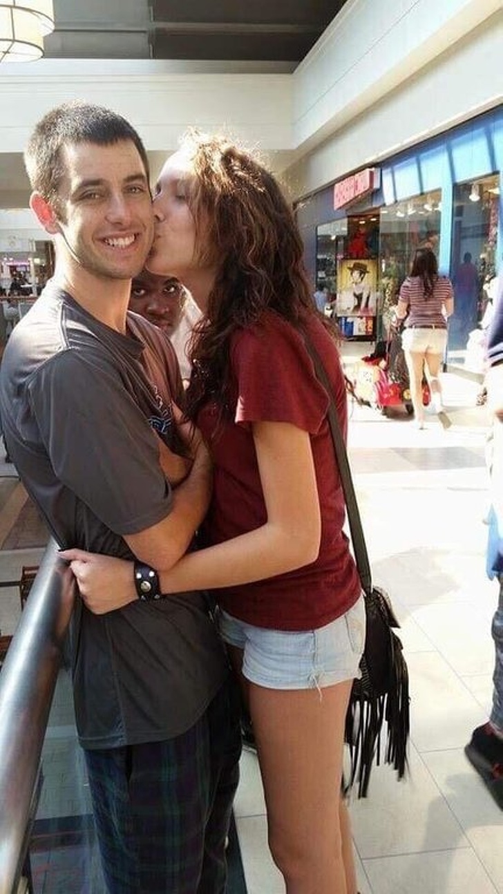 16 Photos That Seem Ordinary Until You Look at the Background