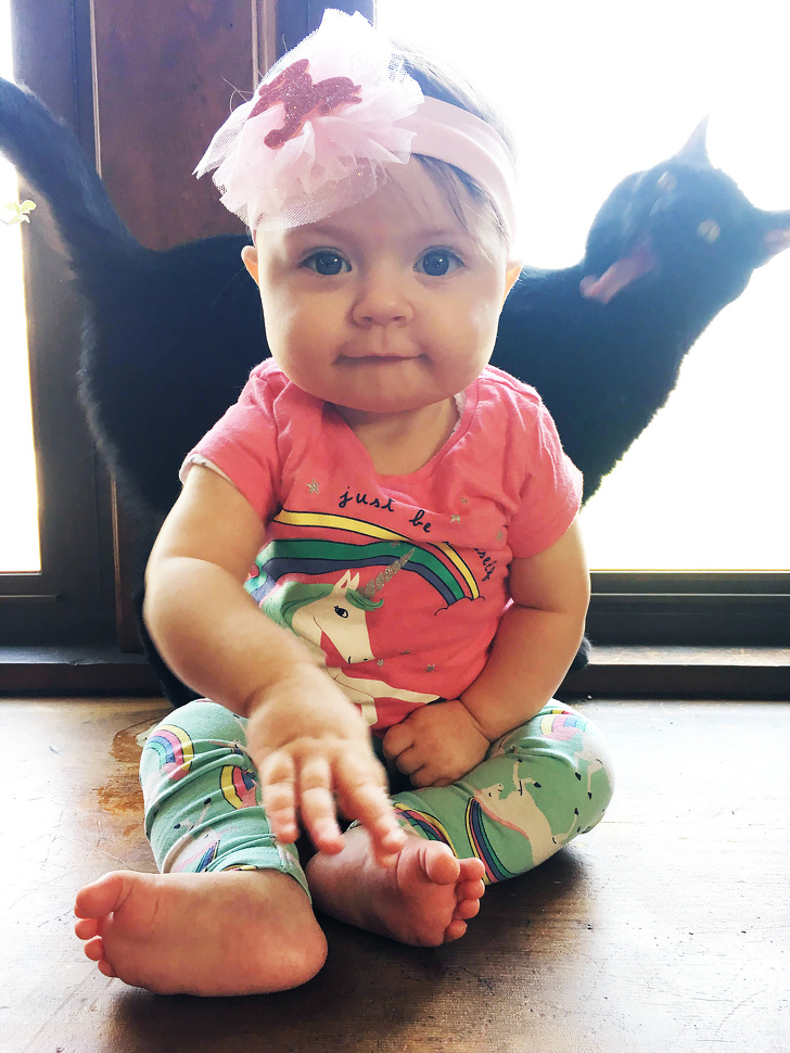 16 Photos That Seem Ordinary Until You Look at the Background