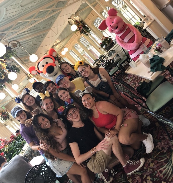 16 Photos That Seem Ordinary Until You Look at the Background