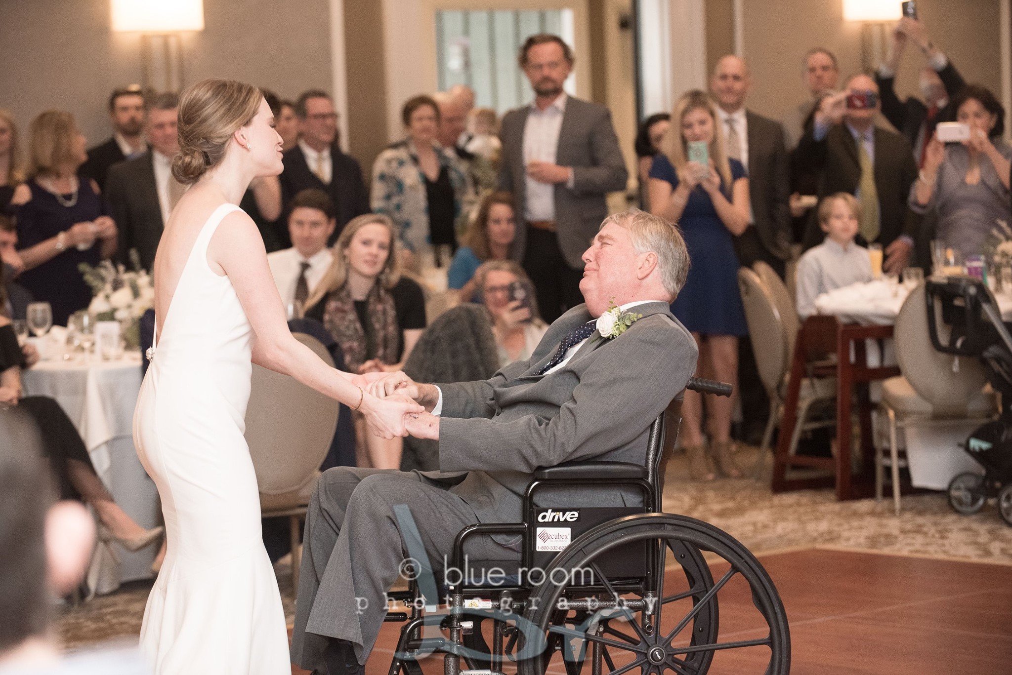 Die father. Dad and daughter Dance in the Wedding Dress. Bride and dad Dancing. Bride and father hot Dance.