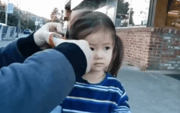 炎上 Snsで いいね 欲しさに娘の髪の毛をバッサリ切る動画を投稿した父親 Hachibachi 炎上 Snsで いいね 欲しさに娘の髪の毛をバッサリ切る動画を投稿した父親 Hachibachi