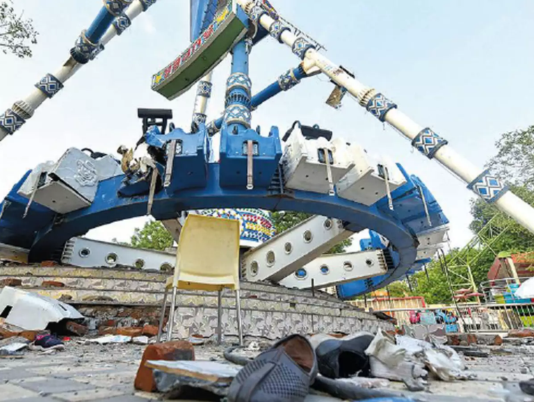 Pendulum Ride Snaps In Half MidAir At Amusement Park Small Joys
